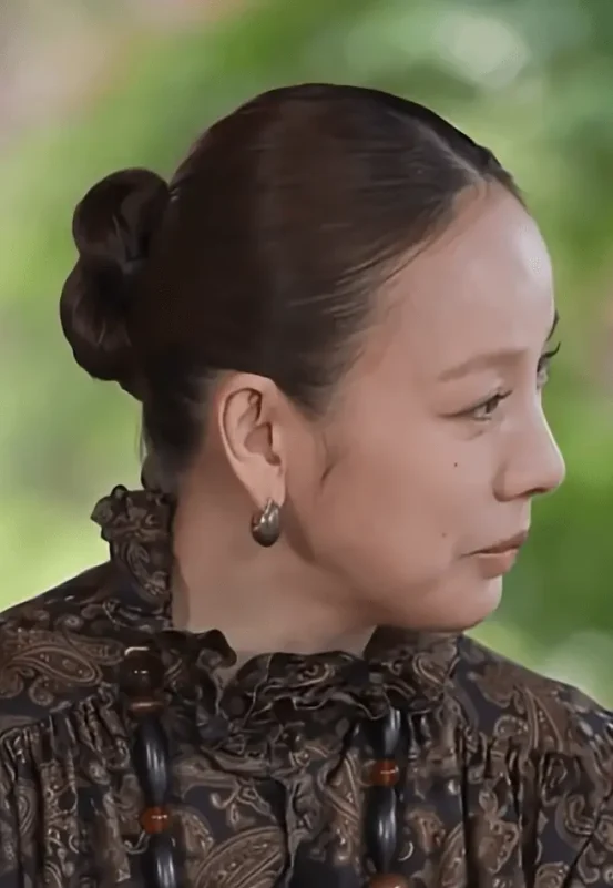 lee hyori you quiz ivf controversywoman-hairbun-jewelry-paisley.
