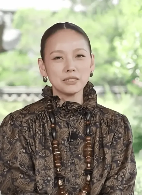 lee hyori you quiz ivf controversywoman-portrait-necklace-patterned_shirt.