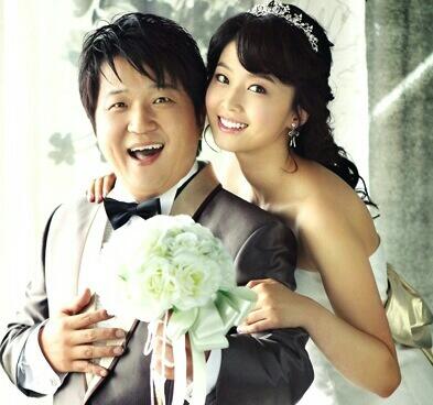 jung hyung-don and taeyeon reunionwedding-bouquet-couple-formalwear.