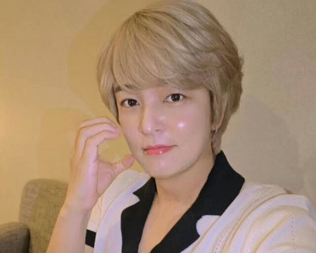 Kim Jung-hoon Japan comebackportrait' 'blondhair' 'fingers' 'shirt.