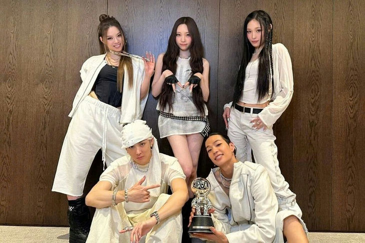 The Black Label K-pop 2025group' 'fashion' 'award' 'pose.