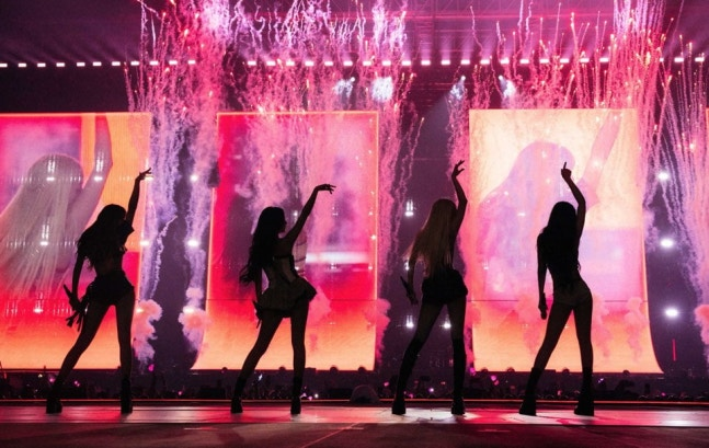 BLACKPINK 100K attendance LAperformers' 'silhouette' 'stage' 'pink.