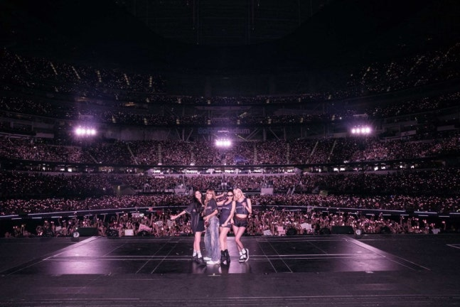 BLACKPINK 100K attendance LAconcert' 'stadium' 'group' 'fans.