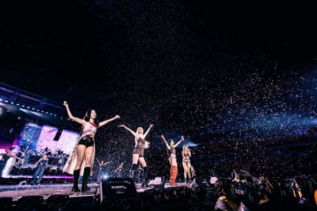 BLACKPINK 100K attendance LAconcert' 'performers' 'confetti' 'stage.