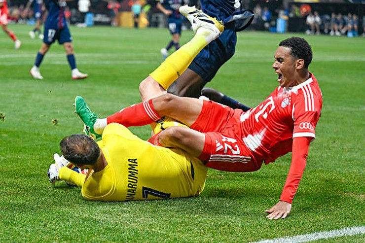 Donnarumma Musiala injurysoccer-foul-goalkeeper-collide.