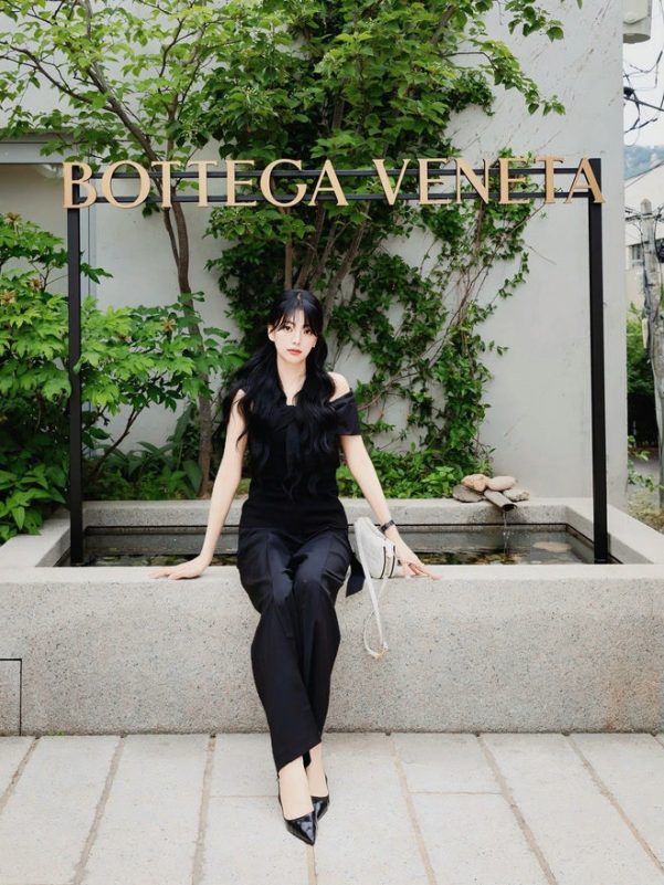 Jisoo sister Jin BTS resemblancewoman-fashion-BottegaVeneta-outdoor.