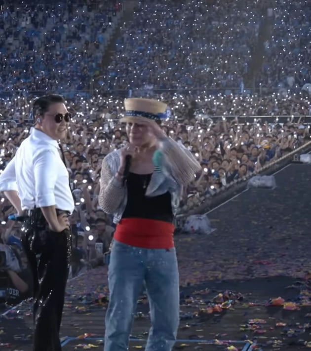 Rosé G-Dragon Summer Swag 2025 fashionConcert-Singers-Audience-Stage.