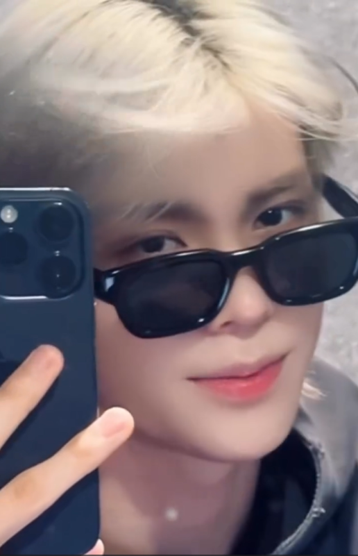 Chinese vibe controversyselfie-sunglasses-blondhair-smartphone.
