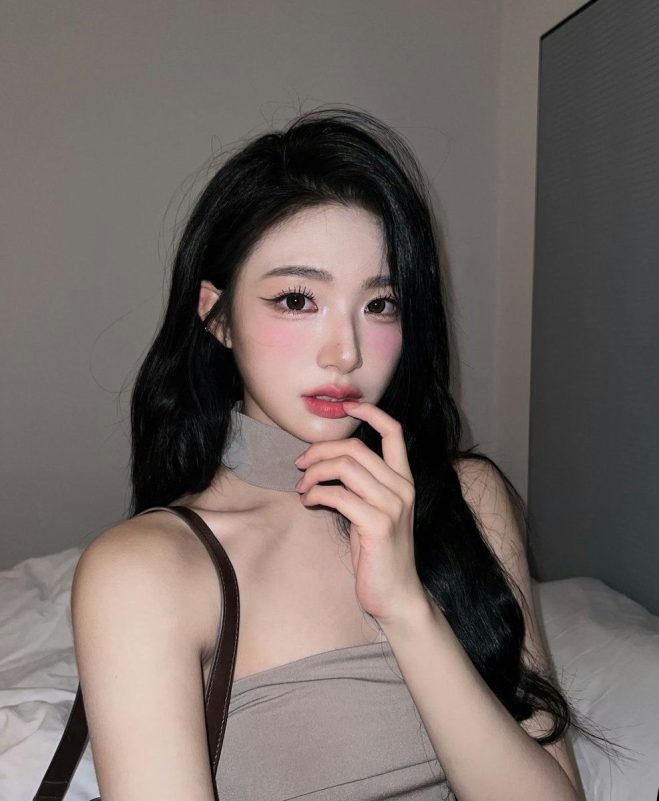 Chinese vibe controversywoman-blackhair-choker-bedroom.
