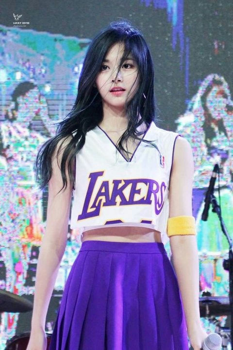 female K-pop idol beauty standardswoman-Lakers-skirt-stage.
