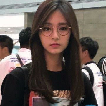 female K-pop idol beauty standardswoman-glasses-longhair-casual .